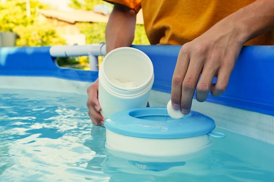 cloro en skimmer para tener parametros del agua de piscina controlados